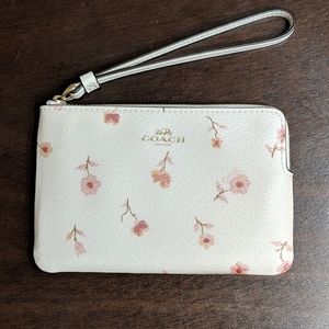 Coach corner zip wristlet nwt